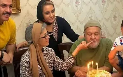 سکانس شاد/تولد اکبر عبدی در جمع خصوصی همراه با همسرش /همه براش میخونند و میرقصند