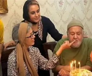 سکانس شاد/تولد اکبر عبدی در جمع خصوصی همراه با همسرش /همه براش میخونند و میرقصند