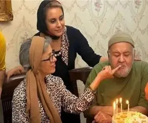سکانس شاد/تولد اکبر عبدی در جمع خصوصی همراه با همسرش /همه براش میخونند و میرقصند