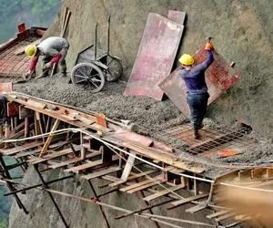 مشاغل پرمخاطره؛ کارگرای چینی دارن کمرکش کوه جاده میسازن رسما بین آسمون و زمین معلقن