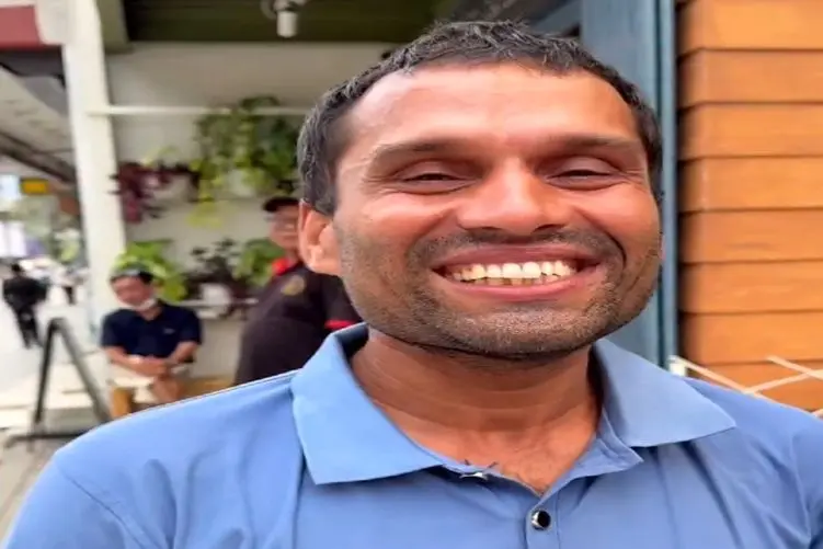 آواز حسی؛ مرد خارجی اون سر دنیا زیرنخلا رو از اینستا دیده حفظیده شروع کرد خوندش عالیه