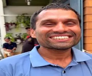 آواز حسی؛ مرد خارجی اون سر دنیا زیرنخلا رو از اینستا دیده حفظیده شروع کرد خوندش عالیه