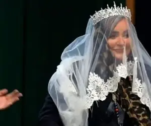 آواز هنرمندانه؛ شهریاری تو عروسی نعیمه نظام دوست آهنگ میخونه اونم همراهیش میکنه