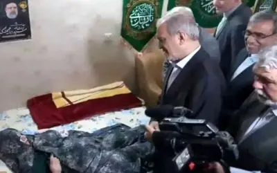 (ویدئو) مادر شهید رئیسی خطاب به پزشکیان: سوار هلی‌کوپتر نشو!