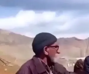 آواز شاد؛ ببینید این پیرمرد با این سن و سالش چه گرد و خاکی کرده با آهنگ ترکی وسط روستا