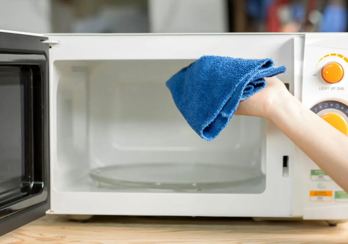 Cleaning-the-microwave-3