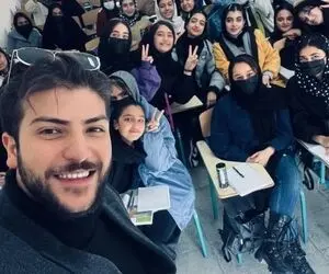 آواز شاد؛ بچه هه سرکلاس هفت پادشاه میبینه معلمه با آواز بیدارش کرد زمان ما شلنگ میزدن