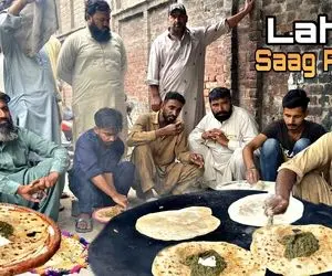 غذای خیابانی؛ ببینید این پیرمرد تو خرابه گوشه خیابان چه خوراک نونی جذابی می پزه