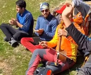 آواز محلی؛ بر و بکس رفتن کوه جمعشون جمع چه با ذوق و سرخوش میزنن و میخونن هوایی میشی