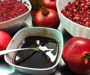 روش اصولی پخت یه رب انار مَلس و سنتی؛ این خوشمزه رو بزن تنگ فسنجون ببین چه میکنه!