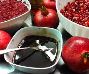 روش اصولی پخت یه رب انار مَلس و سنتی؛ این خوشمزه رو بزن تنگ فسنجون ببین چه میکنه!