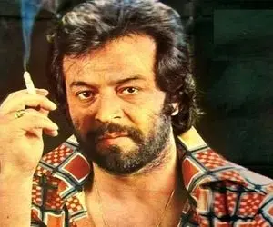 آواز قدیم؛ ایرج قادری با حال بدی سیگار دود میکنه و آهنگ جیگرسوز گوش میده