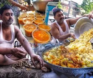 غذای خیابانی؛ ببینید این آقا با شلواک و رکابی کنار جاده چه شگفت انگیز آشپزی میکنه