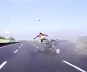 این راننده به یکباره در بزرگراه تهران به بیرون از خودرو پرتاب شد!!