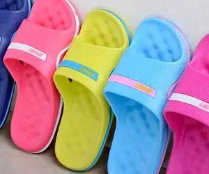 (عکس) خلق تابلو با دمپایی پلاستیکی! 