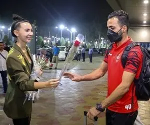 (عکس) استقبال زنان زیبای تاجیکی از کاروان پرسپولیس با رز سرخ!