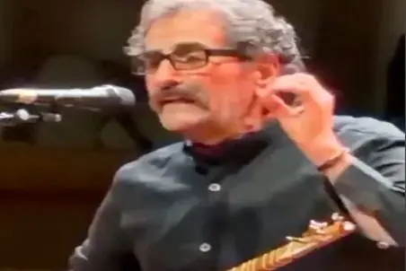 آواز مشهورا؛ خواننده یطوری از ته دل مایه گذاشت کل تماشاگرا از ذوف جیغ و تشویق کردن