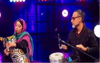 آواز شاد/ محسن شریفیان رو با دخترش سوپرایز کردن با هم آهنگ جنوبی با نی انبان میزنن