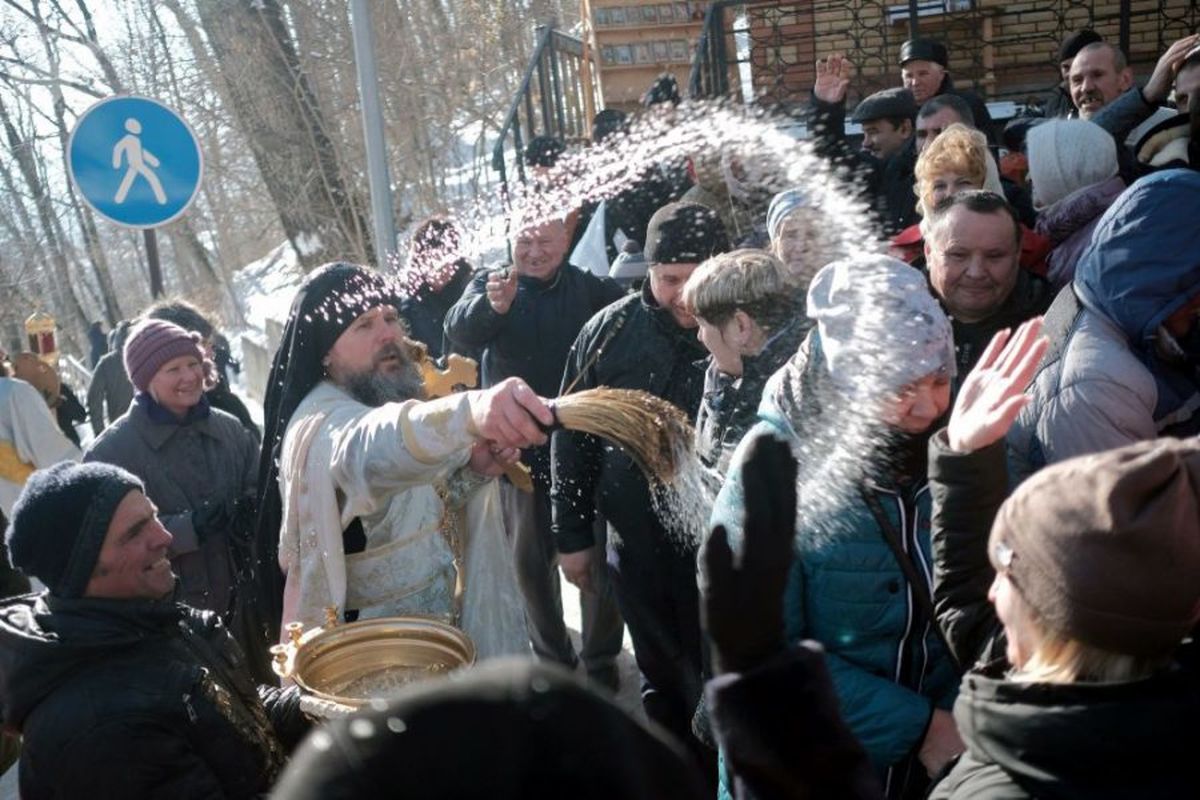 (تصاویر) مراسم غسل تعمید در یخبندان روسیه