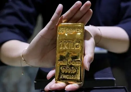 چرا قیمت طلای جهانی امروز چهارشنبه 28 مرداد به یکباره 70-80 دلار گران شد؟