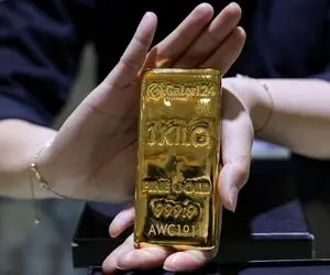 چرا قیمت طلای جهانی امروز چهارشنبه 28 مرداد به یکباره 70-80 دلار گران شد؟
