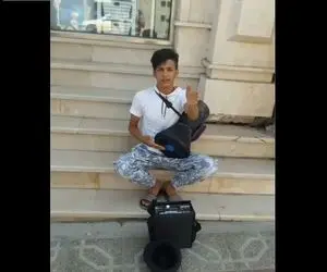 آواز خیابانی؛ ببینید بچه کار چه با استعداد تنبک میزنه فقط اینکه میگه از نیم رخم بگیر