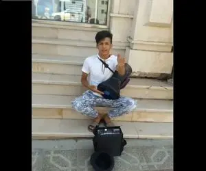 آواز خیابانی؛ ببینید بچه کار چه با استعداد تنبک میزنه فقط اینکه میگه از نیم رخم بگیر