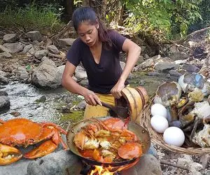 غذای چندش؛ خرچنگ رو از وسط دو نصف کرد زرشک و تخم اردک ریخت بینش سرخ کرد