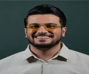 سکانس خندان؛ مکالمه حاوی پز امیرحسین قیاسی با مهمونی که مو نداره کِر خندس