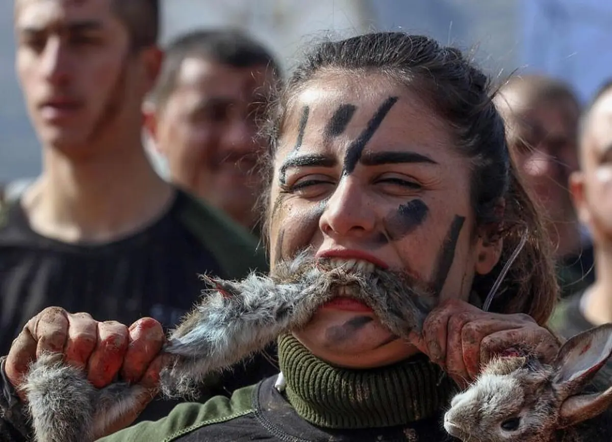(تصاویر)صحنه‌هایی عجیب از دریدن مار و خرگوش با دندان توسط زنان پیشمرگه