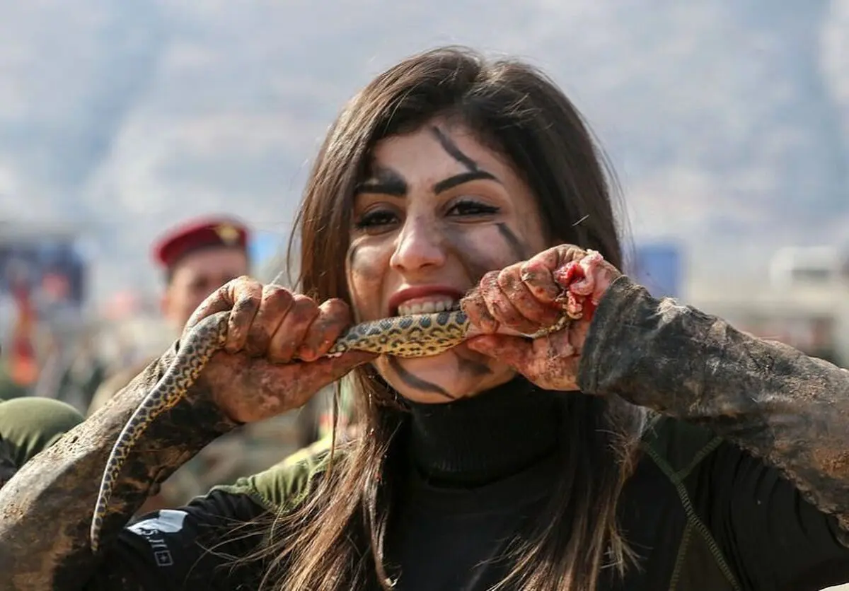 (تصاویر)صحنه‌هایی عجیب از دریدن مار و خرگوش با دندان توسط زنان پیشمرگه