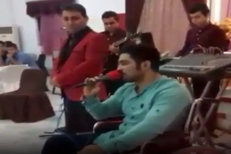آواز احساسی؛ مرد رو ویلچر شاید پای راه رفتن نداشته باشه ولی با این صدا بال پرواز داره