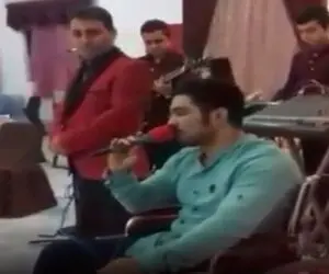 آواز احساسی؛ مرد رو ویلچر شاید پای راه رفتن نداشته باشه ولی با این صدا بال پرواز داره