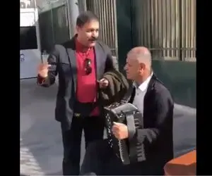 آواز خیابانی؛ ببینید آقاهه با نوازنده ترک چه آهنگ کردی خوند ناز نفسش!