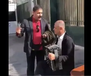 آواز خیابانی؛ ببینید آقاهه با نوازنده ترک چه آهنگ کردی خوند ناز نفسش!