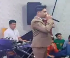 آواز شاد؛ این آقا با اهنگ قاش قارا کیپریک قارا اومد وسط اندازه حقوق یه ماه شاباش گرفت