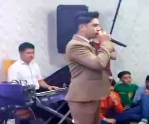 آواز شاد؛ این آقا با اهنگ قاش قارا کیپریک قارا اومد وسط اندازه حقوق یه ماه شاباش گرفت