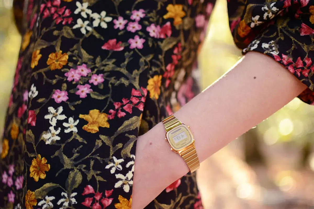 Retromantisch-Zara-floral-dress-black-jurkje-bloemen-fashion-blog-retro-vintage-style-look-outfit-casio-watch-gold