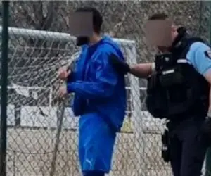 بازیکن اخراجی با چاقو به تماشاگران حمله کرد!