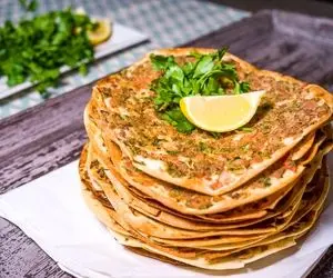 طرز تهیه لاهماجون یه غذای ترکی با مزه بهشتی؛ امتحان کن ببین چطور میبرتت فضا