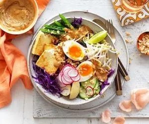 بیخیال سالاد کاهو ماهو شو؛ واسه شام برو تو کار سالاد اندونزی که با لبات بازی میکنه