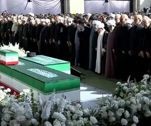 (ویدئو) چه کسی بر پیکر مطهر رهبر شهید و خانواده ایشان نماز اقامه کرد؟