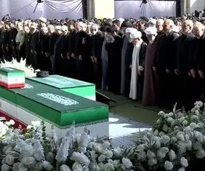 (ویدئو) چه کسی بر پیکر مطهر رهبر شهید و خانواده ایشان نماز اقامه کرد؟