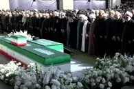 (ویدئو) چه کسی بر پیکر مطهر رهبر شهید و خانواده ایشان نماز اقامه کرد؟