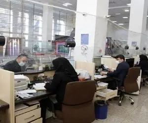 مشتری عصبانی درِ بانک را روی کارمندان قفل کرد!