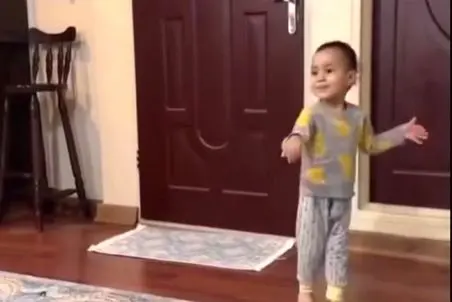 آواز شادونه؛ بچه زبل معلوم نیس کی رقص یاد گرفته اومد وسط مامان خودش متعجبه از کاراش