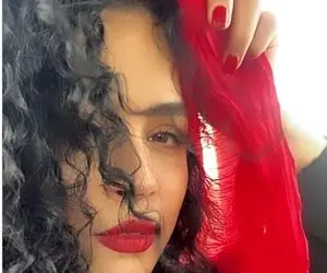 تیپ قرمز و البته کم حجاب ملیکا شریفی نیا!