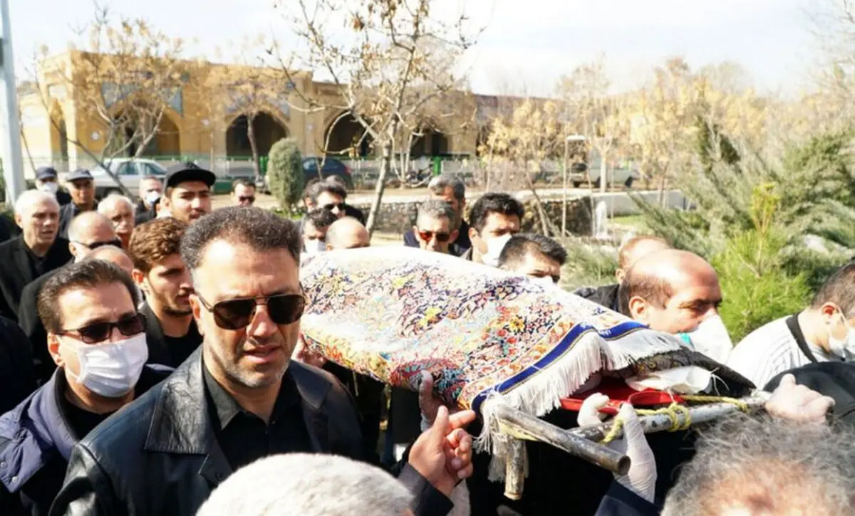 (تصاویر) تشییع پیکر “ملکه رنجبر” زیر سایه ویروس کرونا