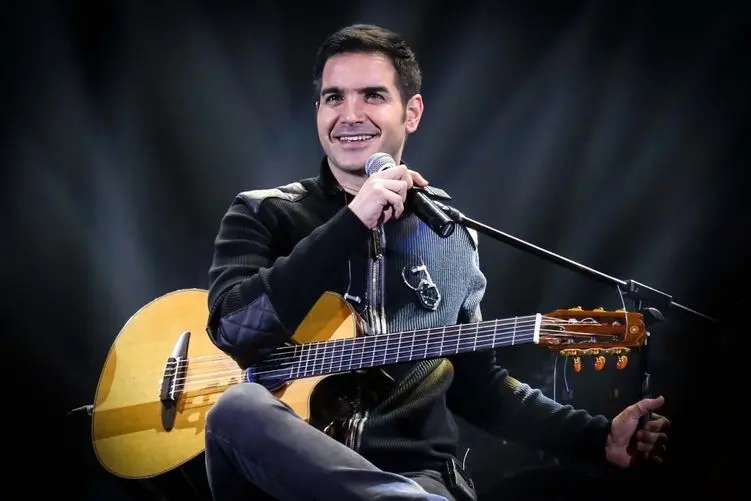 آواز احساسی/یگانه زندگیم سوخت رو چنان با غم مینوازه که اشک همه در اومد