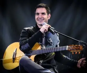 آواز احساسی/یگانه زندگیم سوخت رو چنان با غم مینوازه که اشک همه در اومد